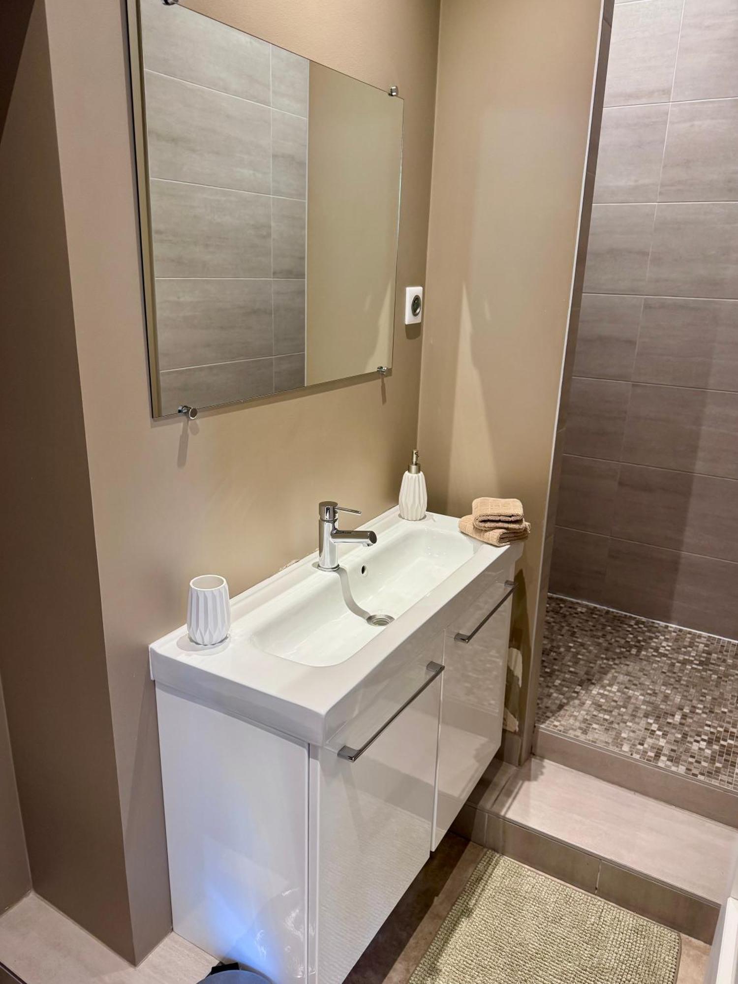 Wisteria Bed & Breakfast Fontainebleau Bilik gambar
